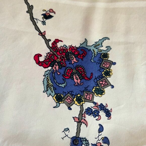 Large silk scarf with floral design. - Picture 4 of 12